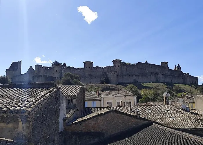 Vue Sur Les Remparts De La Cite Medievale -clim-4pers Daire Carcassonne
